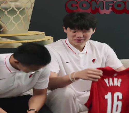 杨瀚森签约成功，拿到了属于自己的NBA战袍