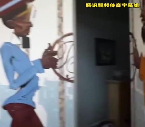 满满一屋子！马刺老跑车托尼帕克直播展示生涯荣誉收藏间