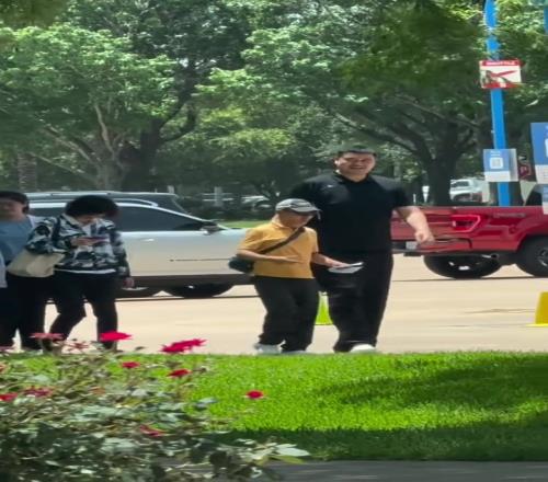 故地重游！姚明一家现身休斯敦姚沁蕾已经比她妈妈高了