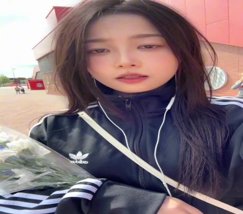 曼联球迷宣宣：虽然我们是死敌，但我买了一束鲜花来悼念若塔
