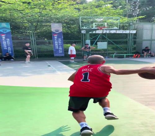 还得是你大爷！73岁大爷在徐家汇公园球场秀各种滞空拉杆上篮