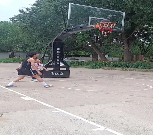 感觉大哥哥没放水阿！小学生戴红领巾穿校服1v1连续进球