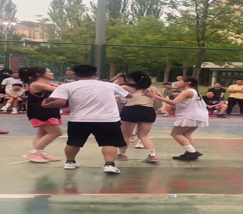 水平不错啊！这4位女生组一队被肘击被撞击居然还赢了男士队