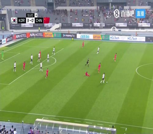 领先3球国足补时反击慢慢悠悠无人接应跑位，韦世豪单带被断无奈摊手