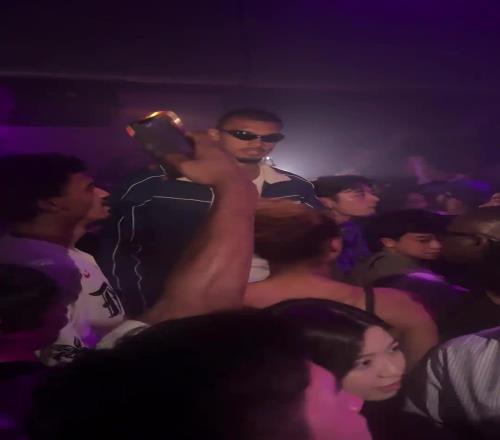 刚还俗就去夜场！文班现身东京夜店这身高真是很难藏啊
