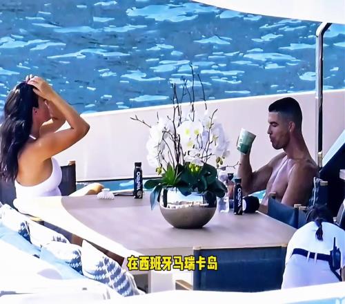 价值600万欧！C罗被拍到和乔治娜在马洛卡岛乘坐游艇度假