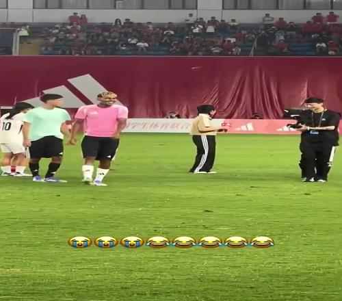 一球员盘带后射门打出高射炮，亚马尔转身掩面大笑