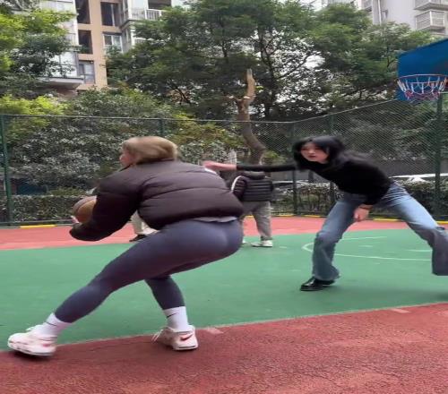 你们觉得美女这球走步了吗好像科比也用过这脚步！