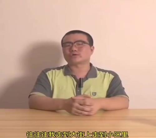 有多少吧友看过徐静雨的早年视频：教你如何蹭别人的烟