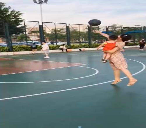 一手抱娃还能单手扔进三分！大姐之前经常打球吧