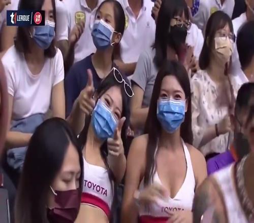 气人！摄影师拍摄场边美女小姐姐，结果被一黄毛抢镜！