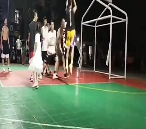 对手投篮直接上前猛踹一脚！这是有多大仇恨