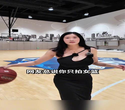 女网红给野球打广告，这身装扮是认真的吗