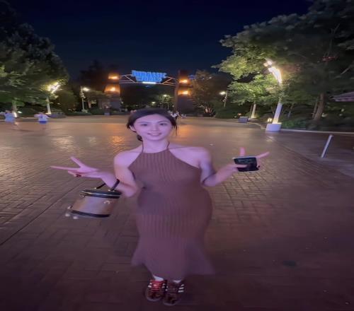 美啊！美女球员卓识一身棕色长裙穿搭：步点竟然跟歌卡上了哈哈