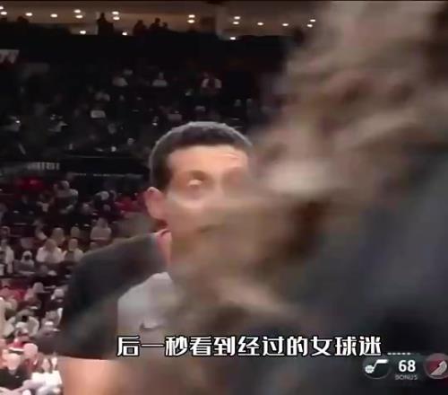NBA裁判回看录像时竟然被路过女郎迷住了！像平时女生路过的你