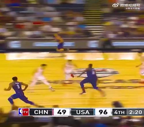 德罗赞面对中国男篮想上演360度转身暴扣，被贾诚拦下来