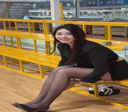 篮球就应该这么打穿着黑丝高跟打
