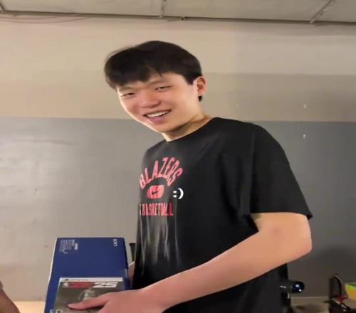 将2K评分打上90！杨瀚森收到PS5+2k25礼物
