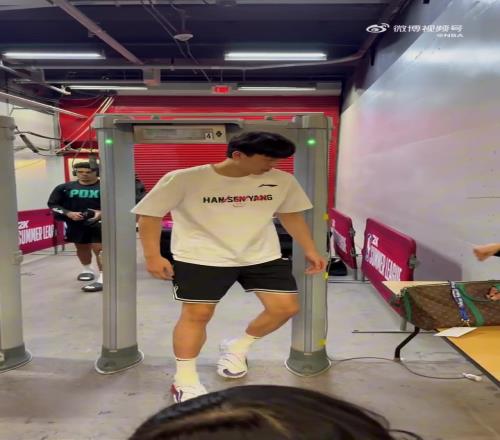 即将迎来首秀！杨瀚森拎着LV包包抵达夏联现场