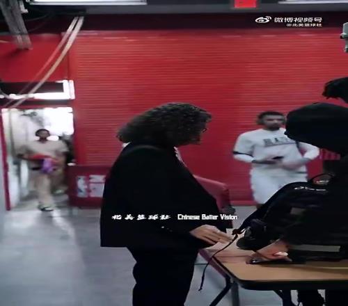 球迷冲着杨瀚森喊“哥哥好帅”！结果小杨一脸嫌弃！