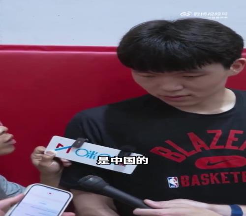 幽默！杨瀚森昨日采访：中午看我打比赛，刚好很下饭
