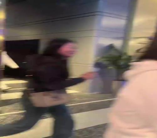 太招女孩喜欢了！杨瀚森此前被一群女球迷围住拉扯