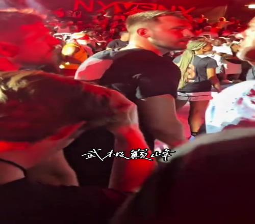 把东契奇都整害羞了球迷在活动中对着卢卡喊GOAT