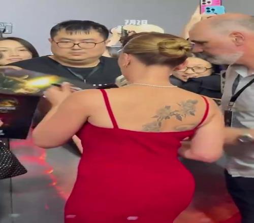 怪不得杜兰特喜欢呢！寡姐的s曲线背影超性感啊