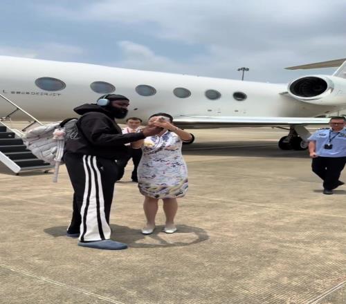 登哥落地广州白云机场，还和美丽空姐一起自拍合影