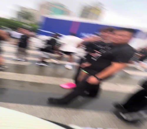 登哥就这么水灵灵的把他的亲穿亲签鞋送给粉丝！