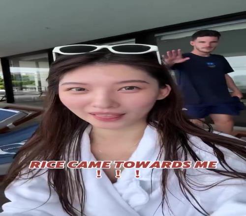 赖斯闯入镜头打招呼，小姐姐激动坏了