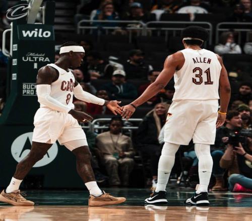 哈登缺阵阿伦空砍两双，火箭旧将20+8+5+5+准绝杀，雄鹿复仇骑士