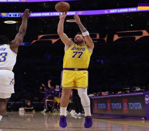 打疯了！东契奇首节狂轰22+5三分生涯30次单节20+升历史第四