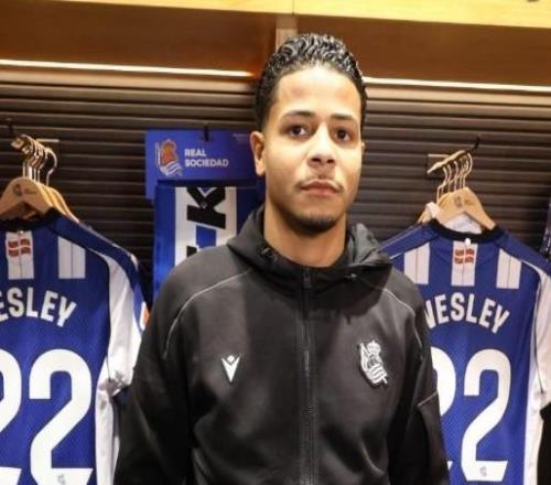 租借加盟皇家社会后，韦斯利已经枯坐板凳一个月