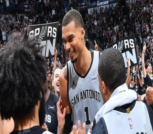 马刺时隔7年重返季后赛!文班亚马:我们的第一反应是为之自豪 马刺时隔7年重返季后赛!文班亚马:我们的第一反应是为之自豪