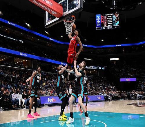 不担任先发控卫后，火箭后场新星各方面的表现都有了明显的提升