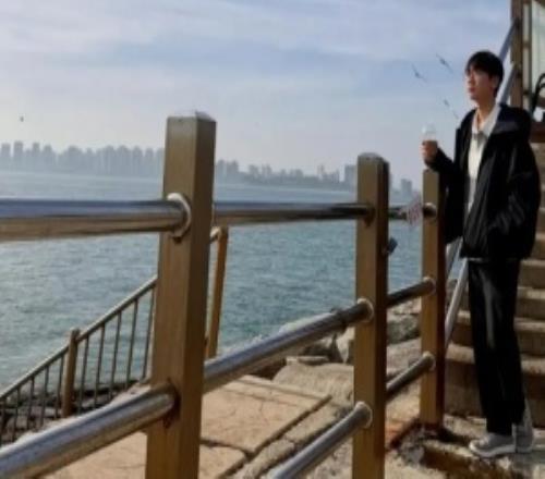 休闲惬意！Doran更新个人社媒分享风景照疑似咖啡洒了一地