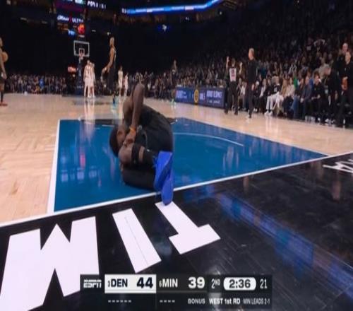 森林狼又伤一人：爱德华兹落地左膝过度伸展受伤被队友搀扶离场