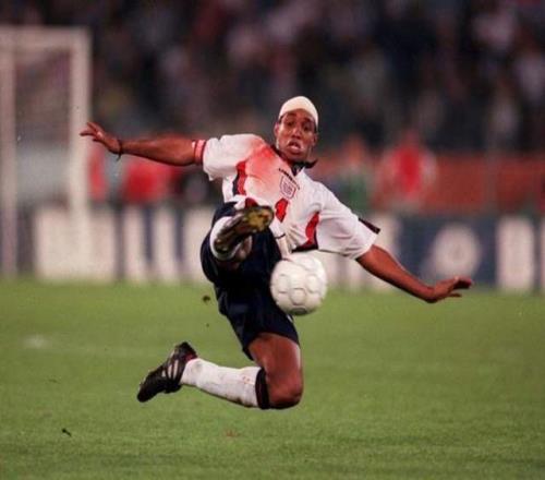 先与基恩明争，后跟希勒暗斗，还看不上小贝，前英格兰队长太自我