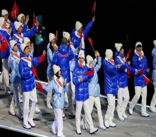 中国体育代表团身着特色装备亮相2026米兰冬奥会开幕式