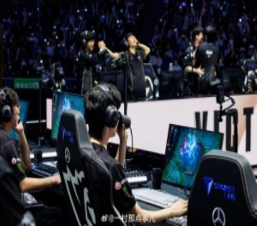 LOL官推分享基地爆炸时Chovy凝视屏幕图：梦想碰撞噩梦便会诞生