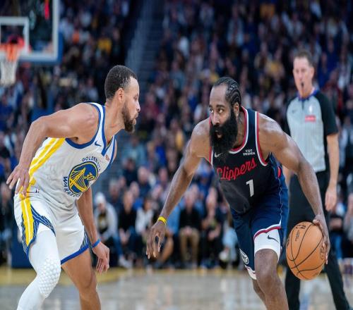 哈登没打！勇士半场落后4分，库里14分4助2抢断尽力了！