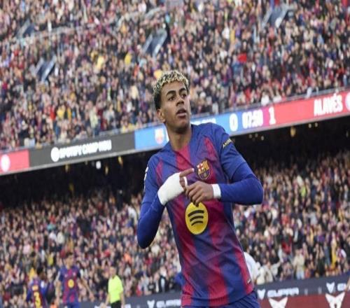 西甲：31！巴萨主场逆转阿拉维斯，奥尔莫双响+亚马尔破门