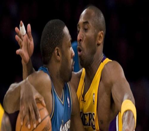 阿里纳斯再次嘲讽科比粉丝：詹姆斯拯救湖人，所以他们黑他！