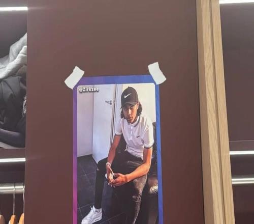 恶作剧，曼联队友把齐尔克泽的十年前的旧照片贴在更衣室里