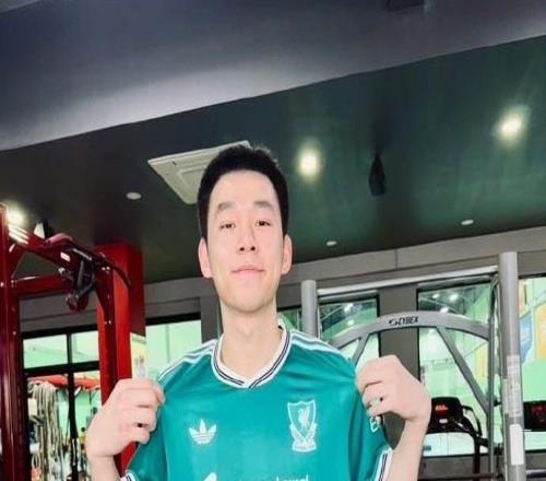 昆拉武特更新社媒，身穿最新款利物浦二客球衣
