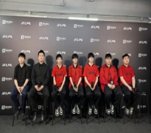 FPX赛后群访Jiejie：队伍发挥还有小瑕疵回去复盘要改掉