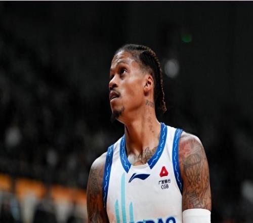 青岛对阵上海，刘维伟做出明智之举，超级外援在比赛中证明了自己