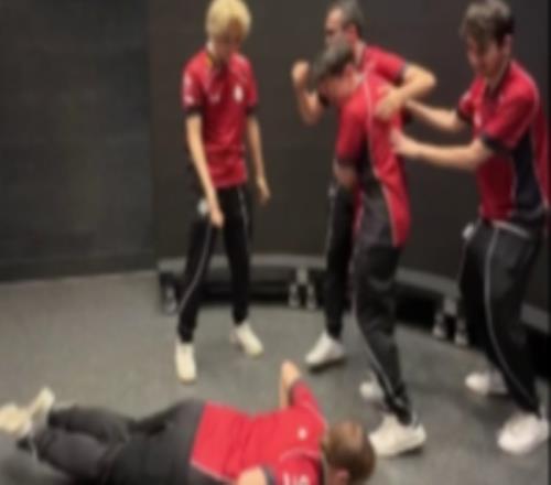 激情满满！G2发布队员捧起非官方世界冠军奖杯精彩时刻