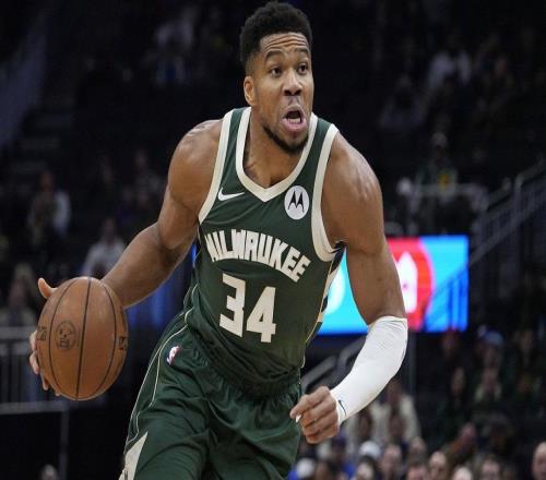 雄鹿字母哥在批评队友“行为不端”后，准备“披上斗篷”带队前进